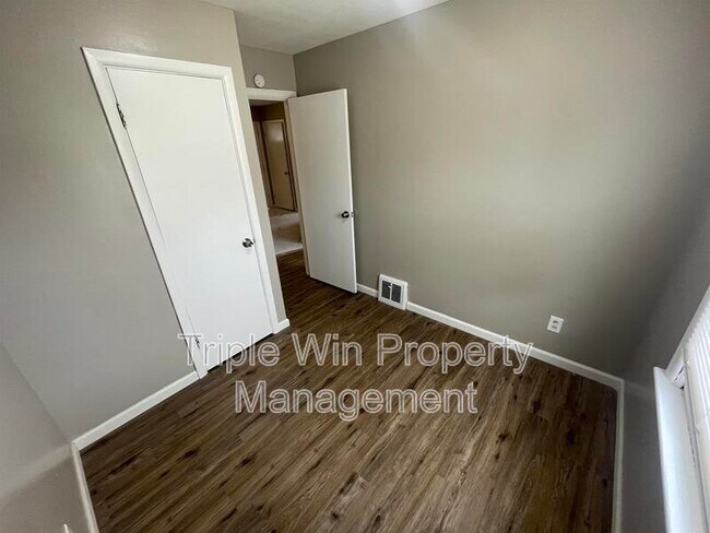 Building Photo - 5 Westdell Dr