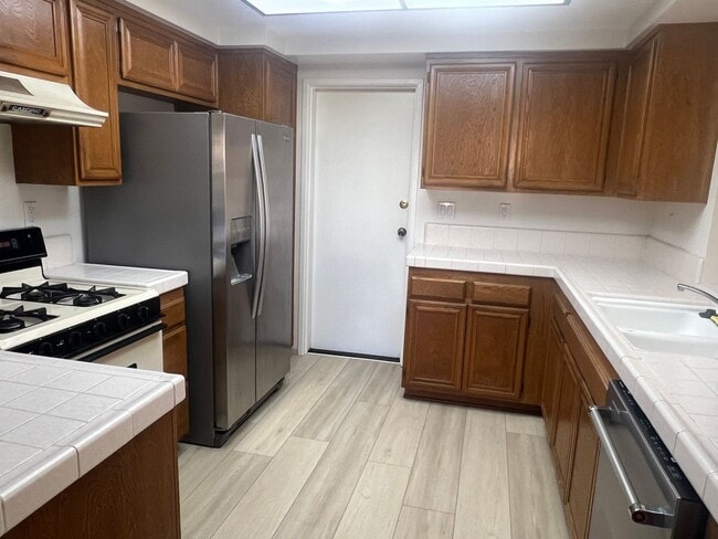 Building Photo - La Ventana Townhouse in Ventura