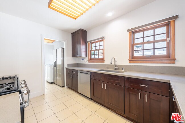 Building Photo - 319 S Orange Dr