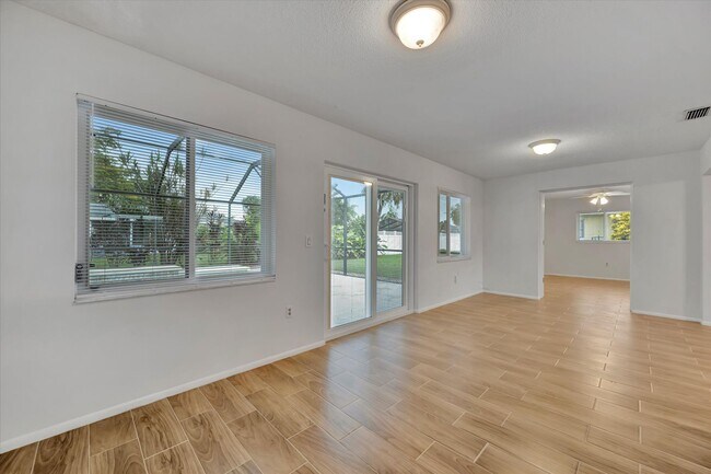 Building Photo - Beautiful 3-Bed / 2 Bath Pool Home in Sara...