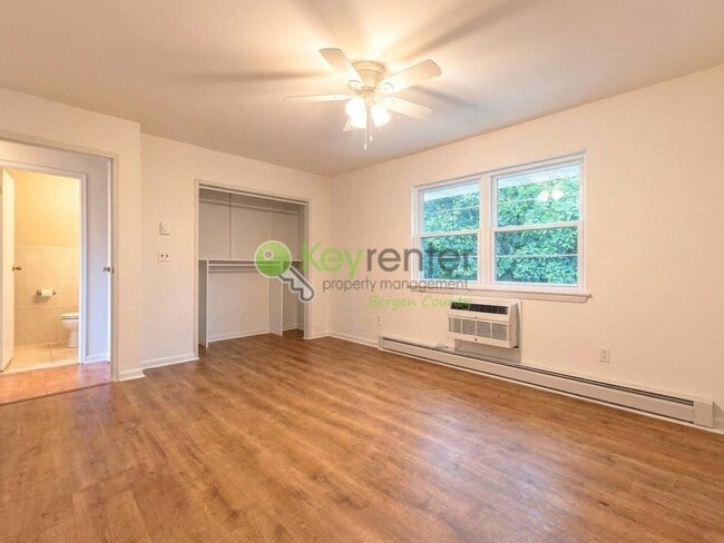 Building Photo - Lake View Apartment in a Peaceful Park Ridge Community