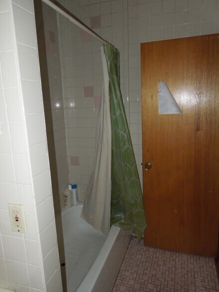 Building Photo - 132 Glenville Ave