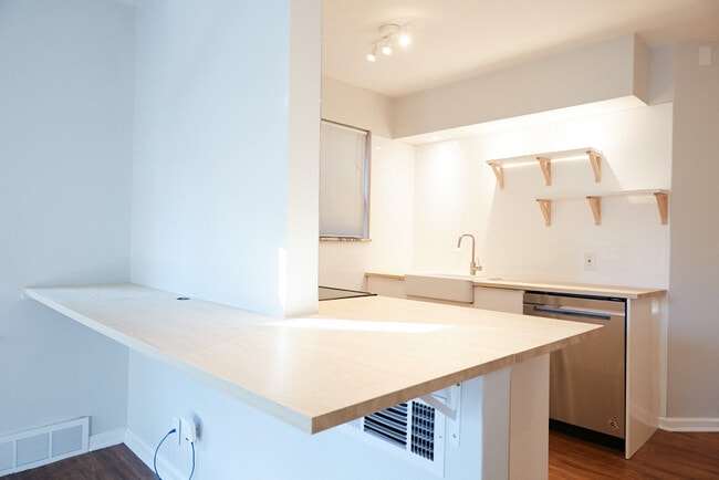 Building Photo - 909 Concordia Ln