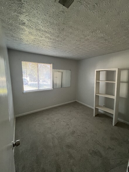 Building Photo - 1074 Sparrow Ct