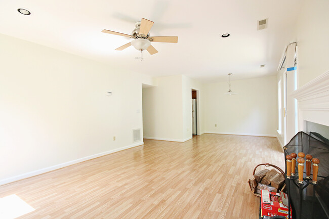 Building Photo - Pet Friendly Locust Meadows Townhome (Appl...