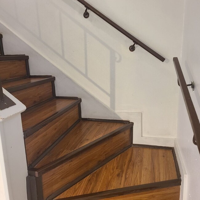 Building Photo - Spacious 2 BR/2.5 bath townhome near the Medical Center w/a fenced in yard!