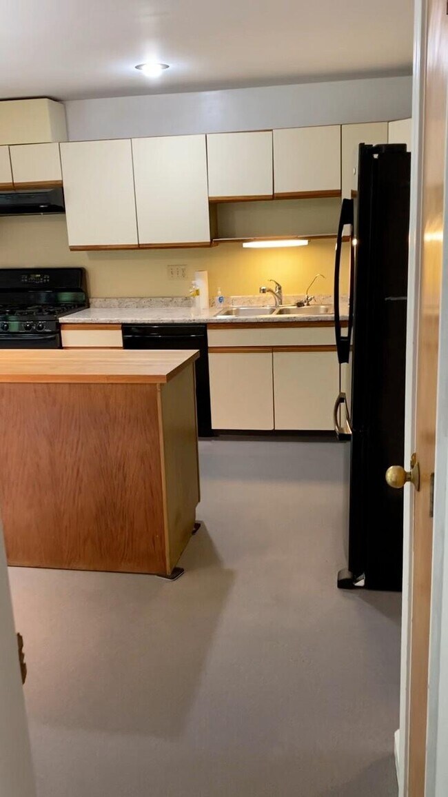 Kitchen - N14 Stonehedge Dr