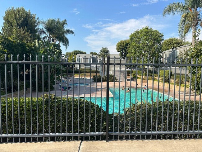 Building Photo - Charming Townhouse in South Coast Metro