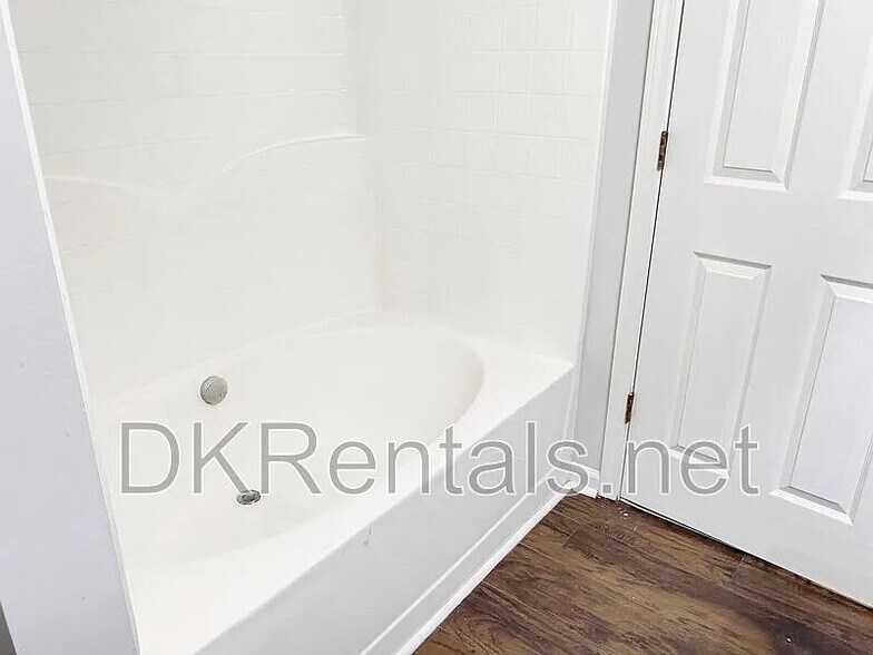 Building Photo - Room in Townhome on Stone Gate Way