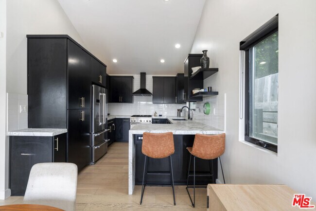 Building Photo - 3923 Fernwood Ave