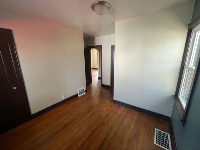 Building Photo - Fully Remodeled 2 Bedroom 1.5 Bathroom House in Moline