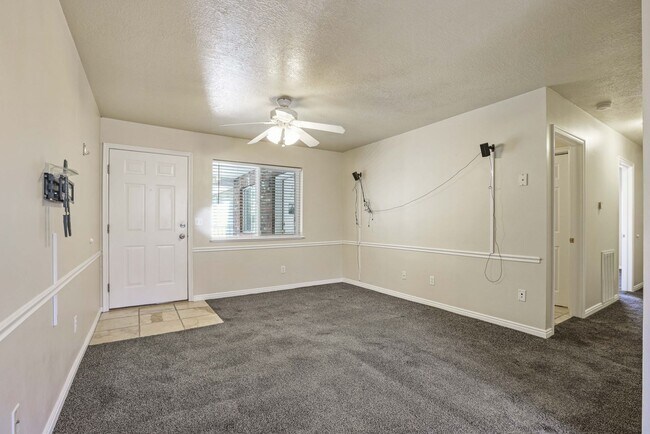Building Photo - 2 Bed 1 Bath Upper Condo in Rexburg - with Optix internet and washer and dryer included!