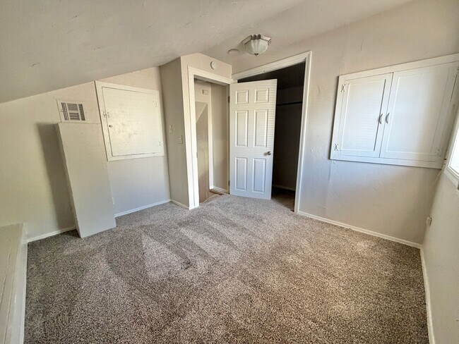 Building Photo - 4 Bedroom home!