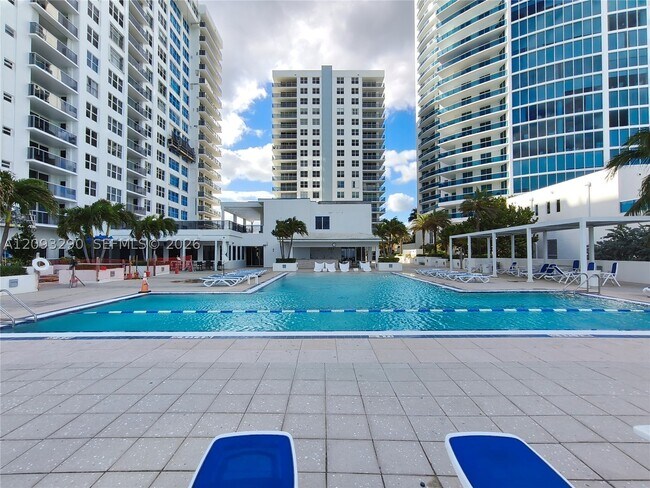 Building Photo - 2751 S Ocean Dr