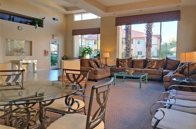 Building Photo - 3 bedroom/ 2 bath condo A Must See