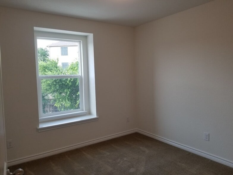 Building Photo - 5911 Eckhert Rd