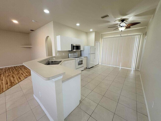 Building Photo - Charming 3-Bedroom 2 Bathroom and Garage in Lehigh Acres