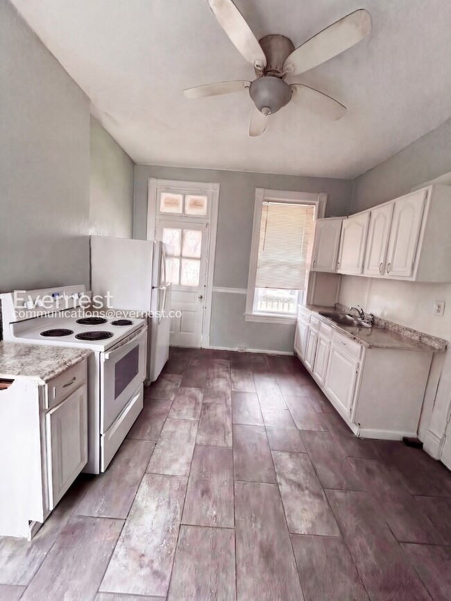 Building Photo - 2 Bed/1 Bath Unit 2F in St. Louis / Vouchers Accepted / Available Now!