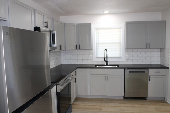 Building Photo - Beautiful 4-bedroom, 3 full baths home located in Independence, MO