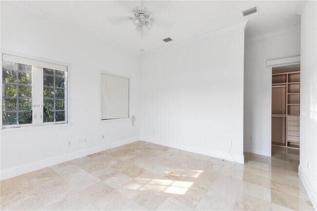 Building Photo - 221 Aledo Ave