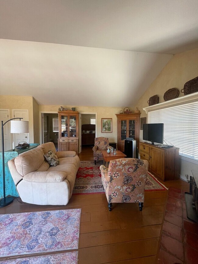 Building Photo - Beautiful Home in Chualar -with many ameni...