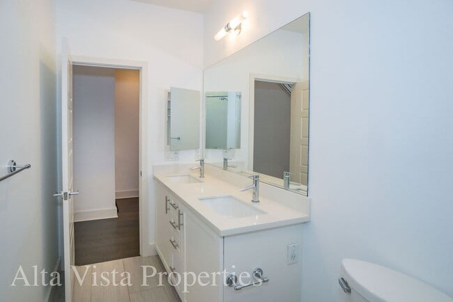 Building Photo - Beautiful Townhome centrally located in Mi...