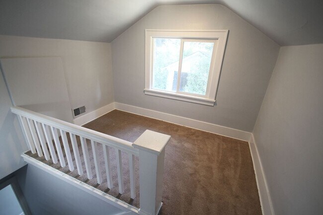 Building Photo - PRIVATE BOTHELL HOME FOR RENT W LARGE YARD & NEW PAINT & CARPET!
