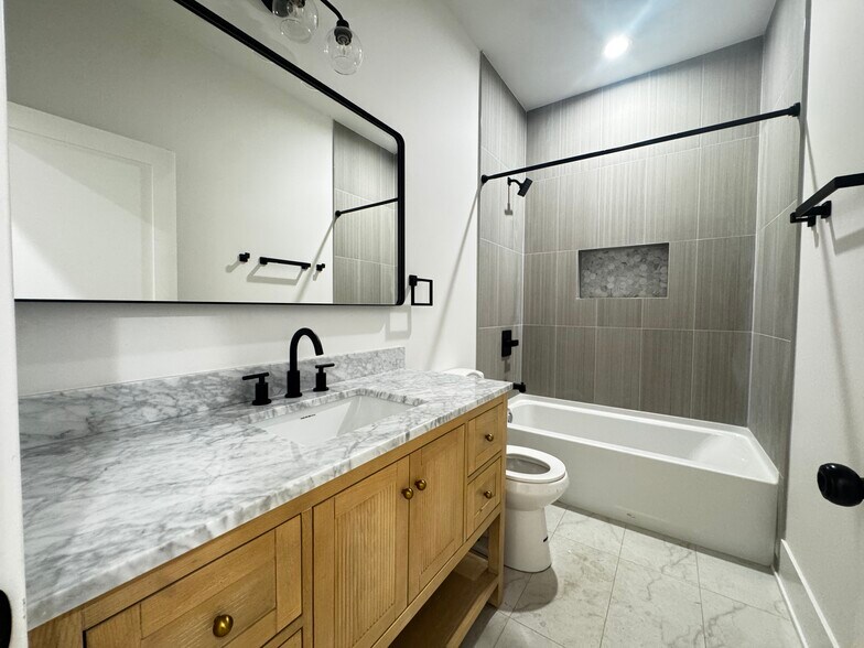 Building Photo - 2425 W Cortez St