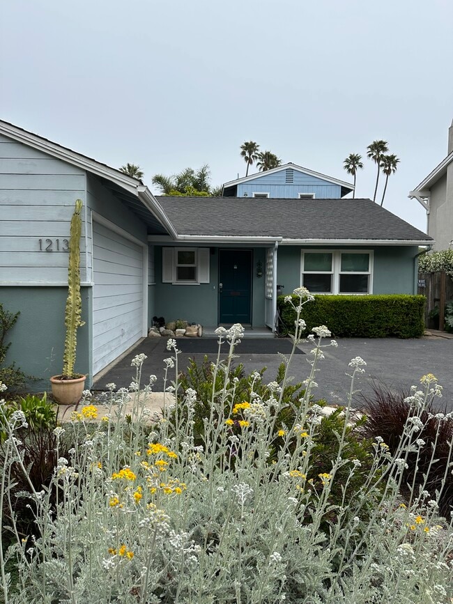 Building Photo - 1213 Del Oro Ave