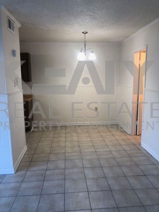 Building Photo - 407 Fox Run Ave