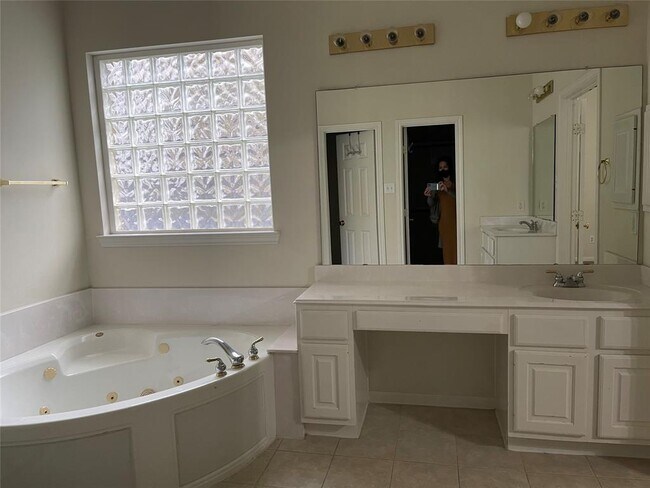 Building Photo - 9410 Creek Vine Dr