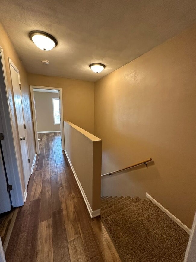 Building Photo - 2 Bedroom 1.5 Bath Spacious Townhome