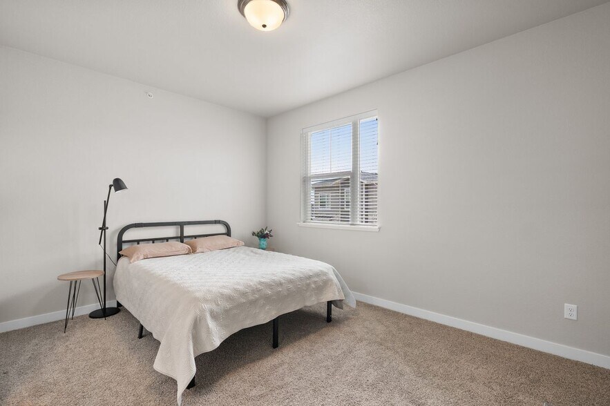 Building Photo - 350 High Point Dr