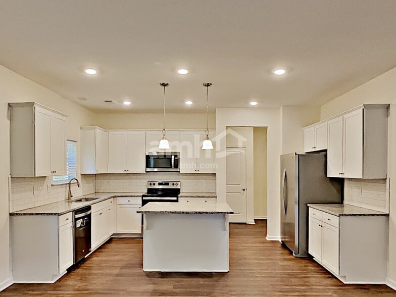 Building Photo - 561 Camp dr