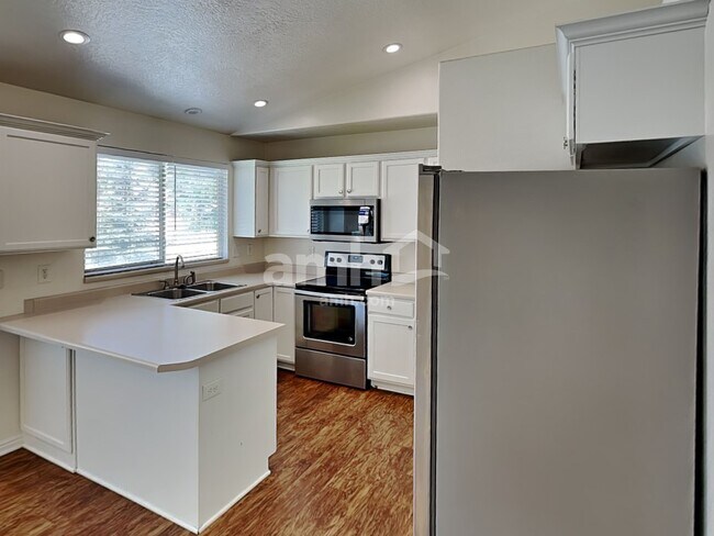 Building Photo - 8558 Laurel Oak Dr
