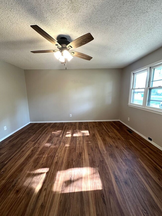 Building Photo - 3 Bedroom Home with Garage and Spacious Fenced Yard!