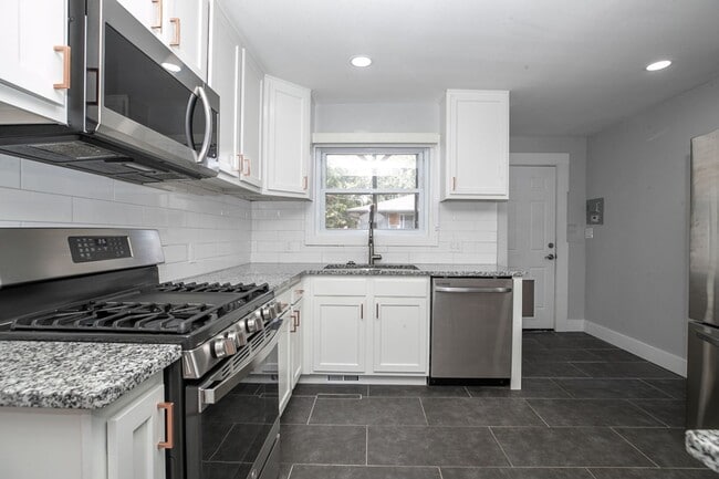Building Photo - Renovated ranch style home home near Lake ...