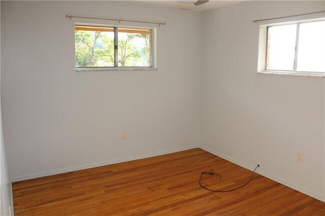 Building Photo - 1415 Pine Hollow Rd