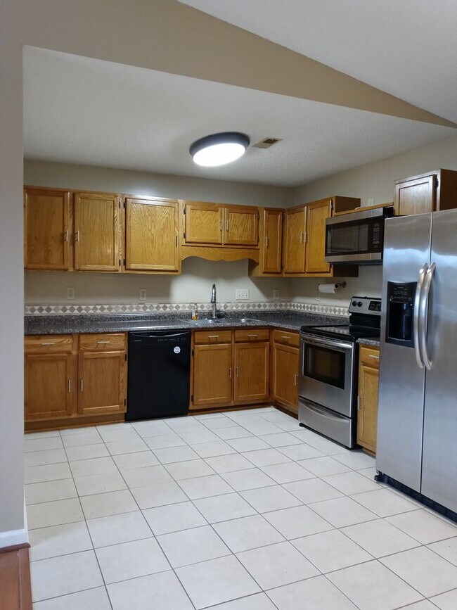 Building Photo - 3 bd/ 2 ba located MINUTES from Fort Bragg! Quiet Neighborhood!