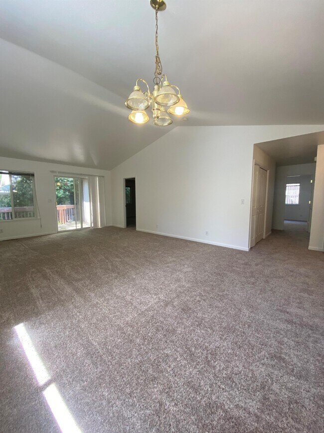 Building Photo - 331 Vistamont Dr