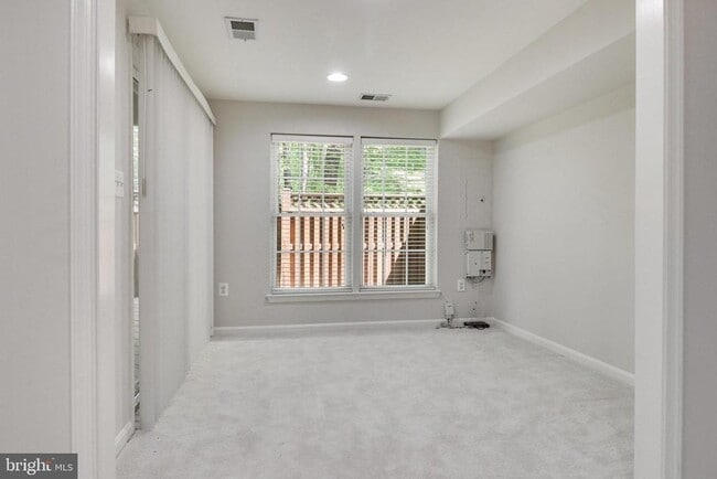Building Photo - 4037 Fairfax Center Hunt Trail