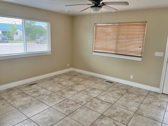 Building Photo - 407 E 400 S
