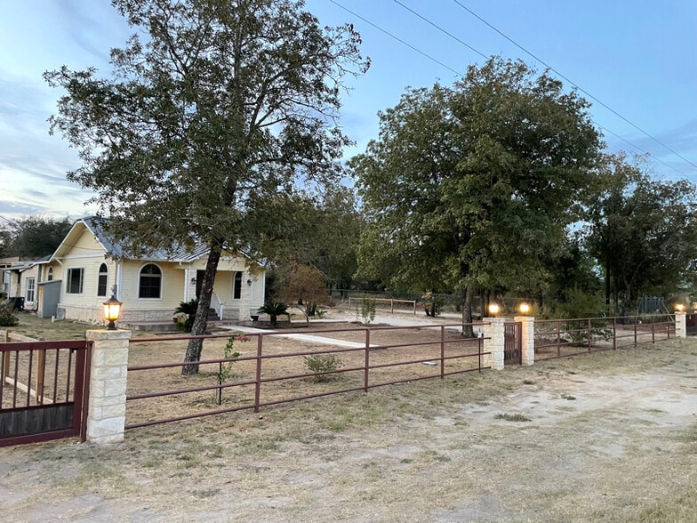 Building Photo - 3336 I-35