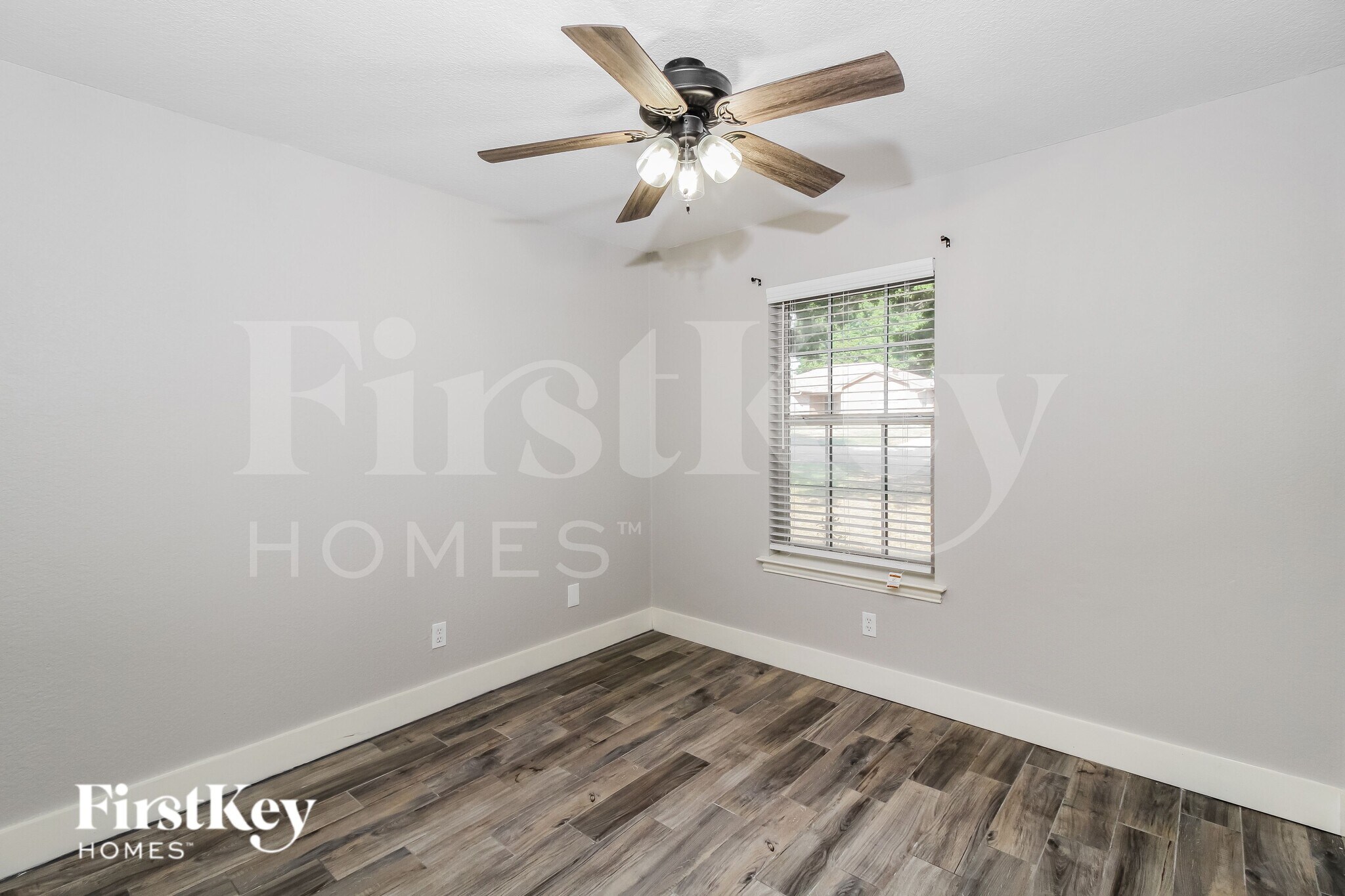 Building Photo - 6 W Sharon Dr