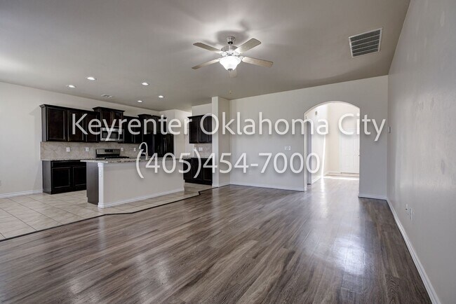 Building Photo - Stunning 5BD, 2 1/2 BTH Home Seconds away from John Kilpatrick Turnpike in YUKON!