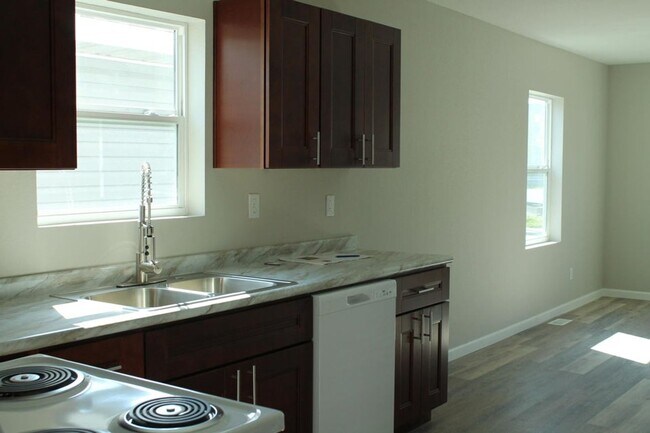 Building Photo - Modern Charm Meets Prime Location!