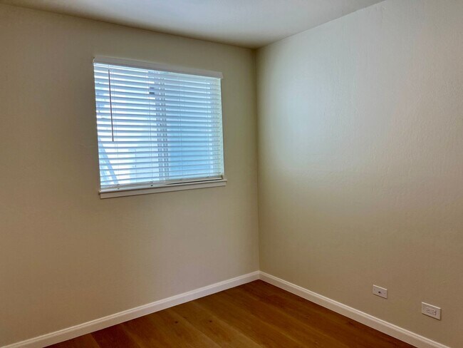 Building Photo - Light, bright & all NEW inside. Beautiful upgrades in this naturally bright 2 bd, 1 ba unit with ...