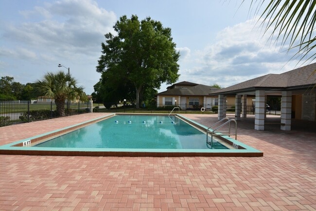 Building Photo - East Orlando 3/2 duplex. TILE FLOORS, Fresh paint, community pool!