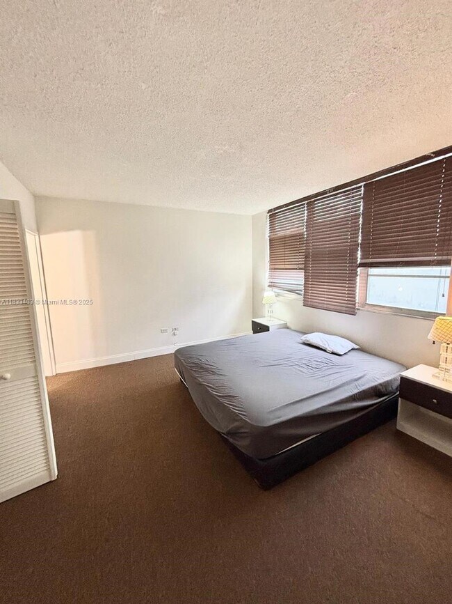 Building Photo - 801 Brickell Bay Dr