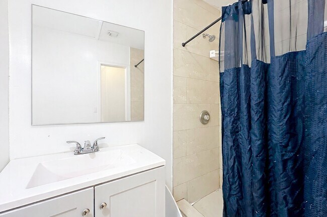 Building Photo - 842 W 31st St